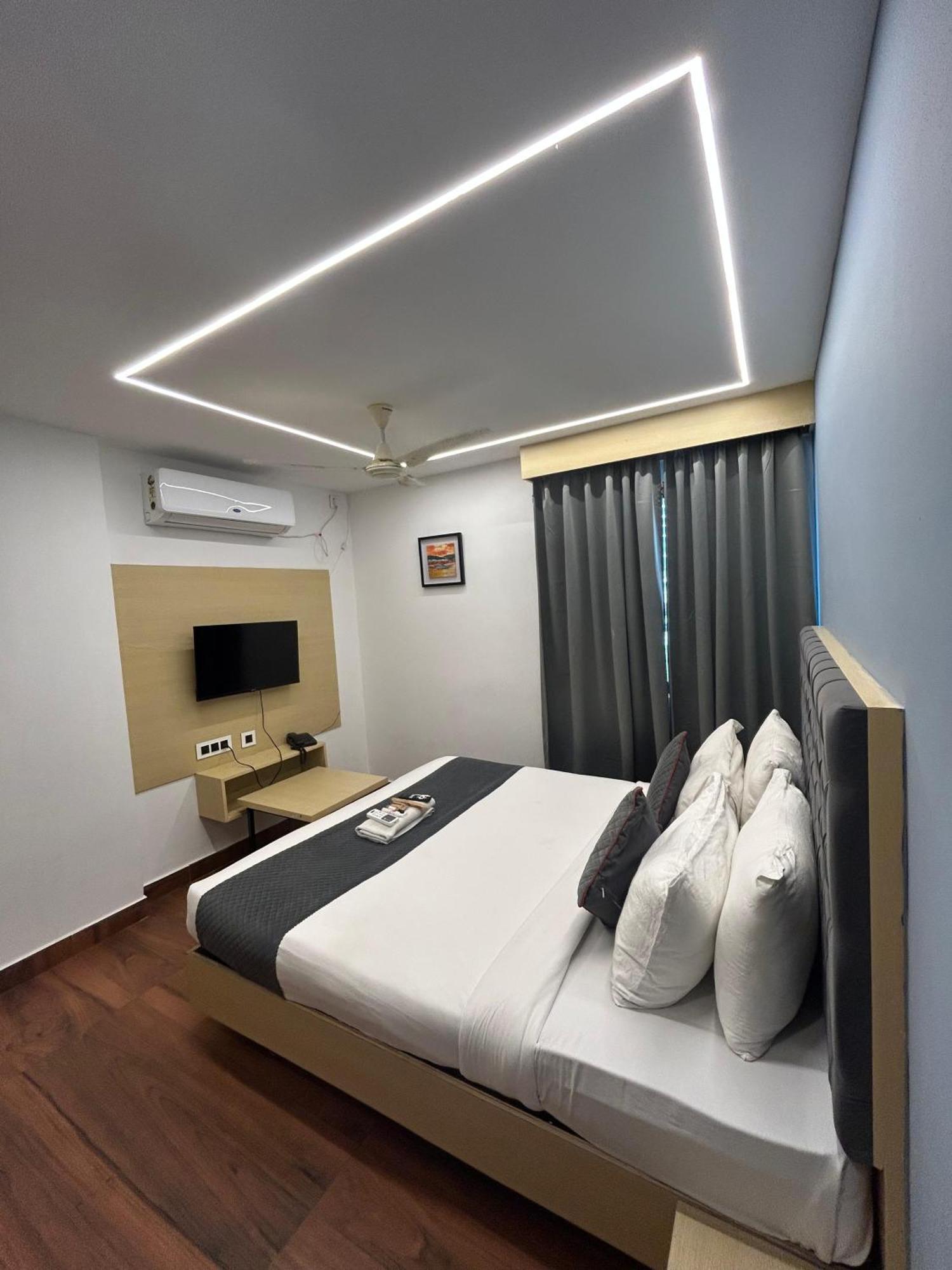 Wild Wings Premium Hotel 海得拉巴 外观 照片